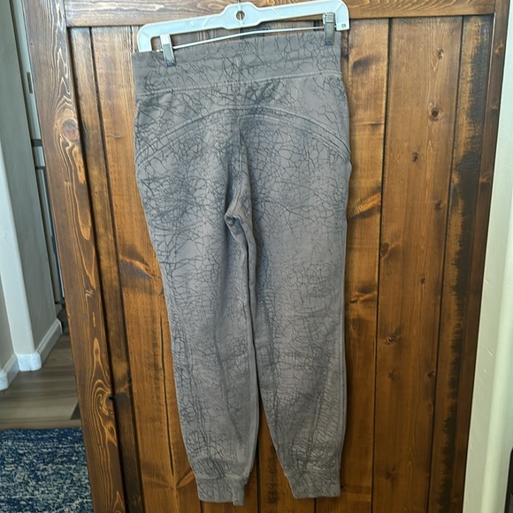 Lululemon Warm Down Jogger 7/8th Length, Size 6 - Picture 6 of 9